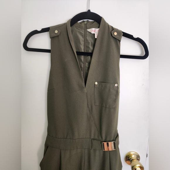 Olive green v-neck jumpsuit in XS - Picture 4 of 4